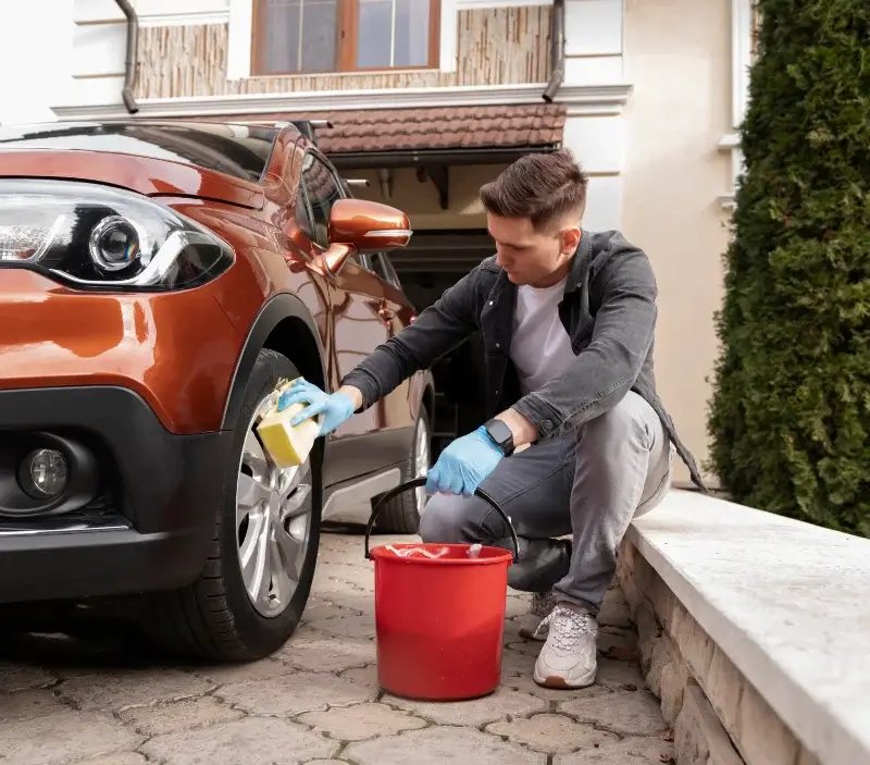 Lavage auto à domicile Dol-de-Bretagne : professionnel intervenant sur un véhicule
